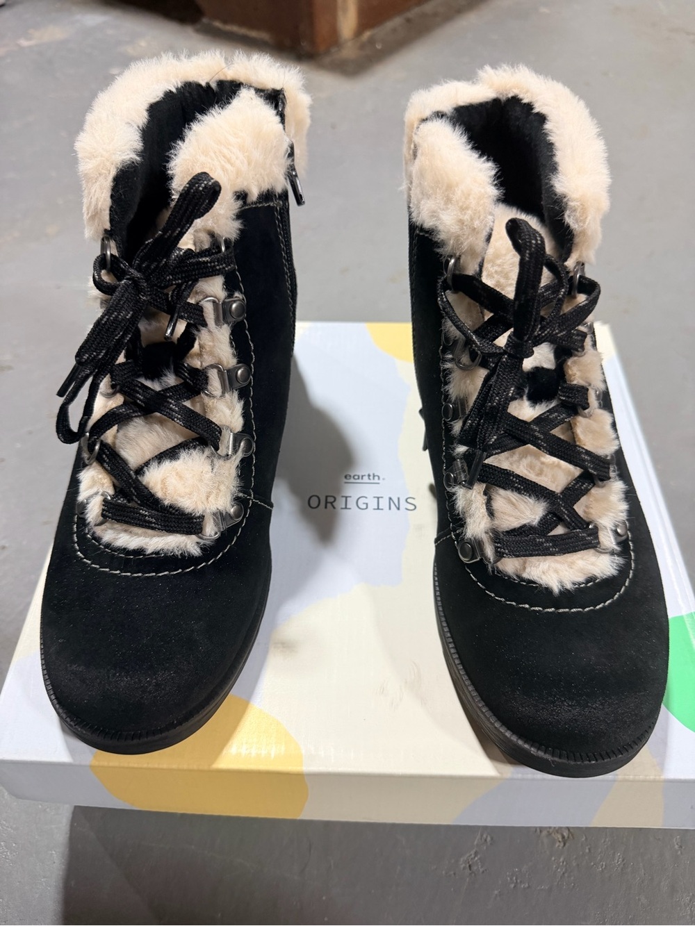 9-Wide- Earth Origins Black Suede Faux-Fur Trim Lace-Up Winter Boots - Picture 1 of 7